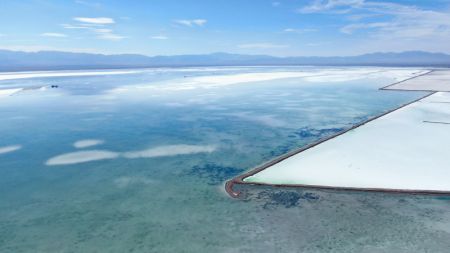 (miniature) Une photo aérienne montre le lac salé Chaka dans le district de Wulan