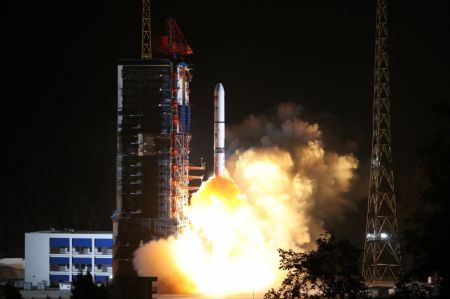(miniature) Une fusée porteuse Longue Marche-2D portant le satellite Yaogan-39 décolle depuis le Centre de lancement de satellites de Xichang