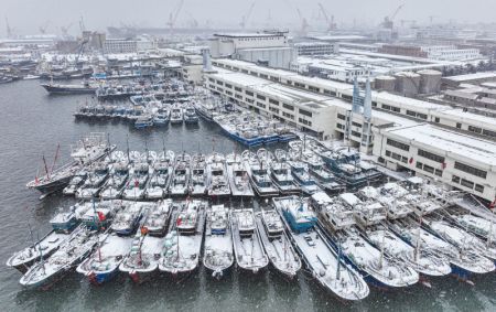 (miniature) Des bateaux recouverts de neige dans le port de p&ecirc;che de Shidao