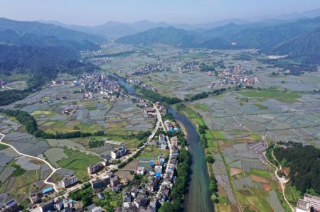(miniature) Photo aérienne prise le 29 avril 2021 montrant le paysage du district de Ziyuan