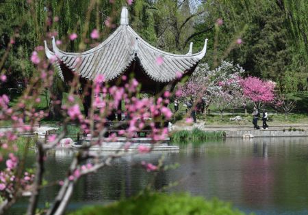 (miniature) Des touristes dans le parc Taoranting aux beaux jours à Beijing
