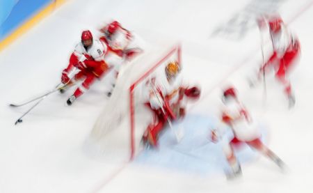 (miniature) La Danoise Josefine Persson (1re à gauche) contrôle le palet lors d'un match du groupe B du tour préliminaire de hockey sur glace féminin entre la Chine et le Danemark au centre de sportif de Wukesong à Beijing