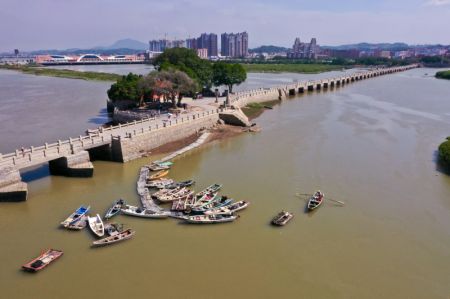 (miniature) Photo aérienne prise le 9 juillet 2021 montrant le Pont de Luoyang à Quanzhou