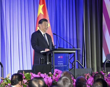 (miniature) Le président chinois Xi Jinping prononce un discours lors d'un dîner de bienvenue organisé par des organisations d'amitié à San Francisco