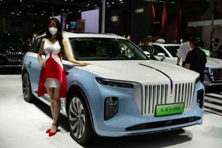 (miniature) Une voiture à énergie nouvelle Hongqi présentée au 19e Salon automobile international de Chine (Changchun)
