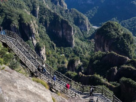 (miniature) Des touristes visitent le site touristique de la montagne Yandang à Yueqing