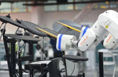 (miniature) Un robot musical présenté lors de la Conférence mondiale de la robotique 2021 à Beijing
