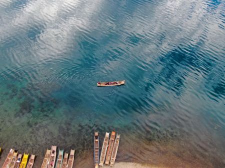 (miniature) Photo aérienne prise le 2 mai 2023 de touristes prenant un bateau sur le lac Lugu
