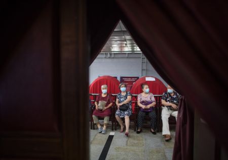 (miniature) Des spectateurs attendent d'assister à un spectacle au théâtre Renmin