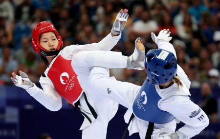 (miniature) La Chinoise Guo Qing (à gauche) lors des huitièmes de finale du taekwondo féminin des 49 kg aux Jeux olympiques de Paris 2024 à Paris