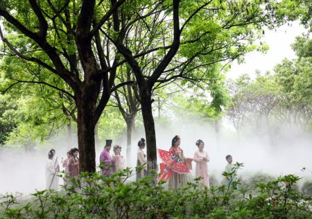 (miniature) Des touristes portant des costumes traditionnels Hanfu visitent le jardin botanique de la ville de Jiaxing