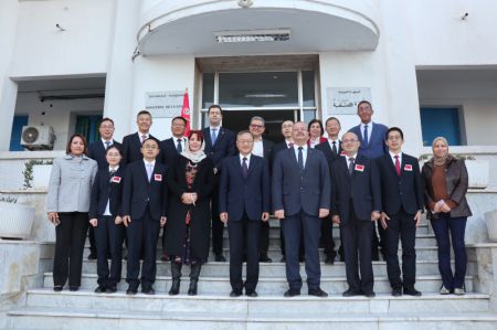 (miniature) Le ministre tunisien de la Santé Ali Mrabet (4e à droite) pose pour une photo de famille avec des membres de l'équipe médicale chinoise en Tunisie