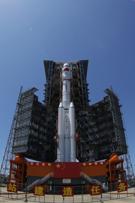 (miniature) La combinaison du cargo spatial Tianzhou-2 et de la fusée porteuse Longue Marche-7 Y3 est transférée dans la zone de lancement du site de lancement des engins spatiaux de Wenchang