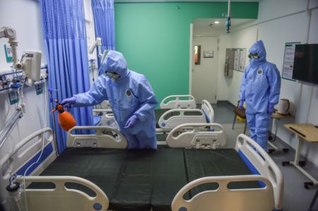 (miniature) Des professionnels médicaux de l'hôpital Xiaotangshan désinfectent une salle après que tous les patients du COVID-19 sont sortis de l'hôpital
