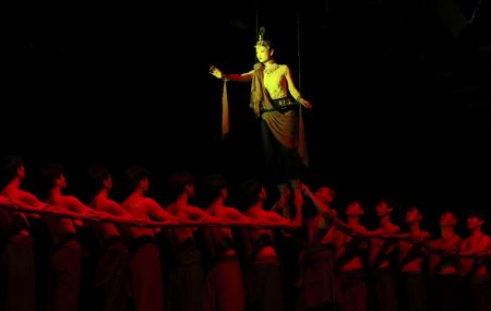 (miniature) Un spectacle de musique et de danse traditionnelles de Dunhuang est présenté à l'occasion de la 7e Exposition culturelle internationale sur la route de la Soie (Dunhuang)