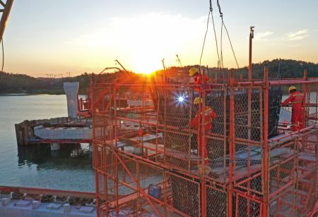 (miniature) Photo aérienne prise le 3 octobre 2021 montrant le chantier du pont de Longmen à Qinzhou