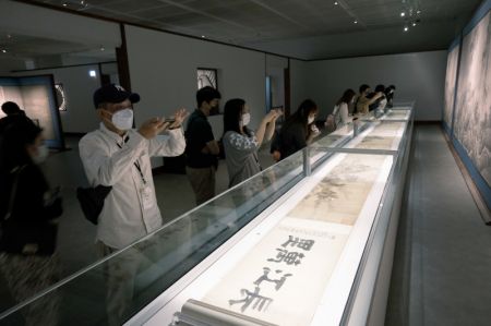 (miniature) Des gens visitent le musée du Palais de Hong Kong