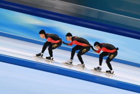 (miniature) Des patineurs de vitesse chinois participent à une séance d'entraînement dans l'Anneau national de patinage de vitesse