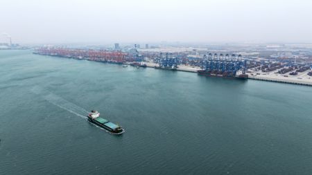 (miniature) Photo prise par un drone d'un navire quittant le port de Qinzhou