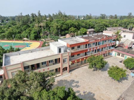 (miniature) Photo aérienne du nouveau bâtiment pédagogique et du terrain de jeu de l'école primaire de Beili sur l'île de Beili dans le district de Xuwen