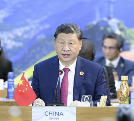 (miniature) Le président chinois Xi Jinping prononce un important discours intitulé Bâtir un monde juste de développement commun lors de la première session du 19e Sommet du G20 sur la lutte contre la faim et la pauvreté à Rio de Janeiro