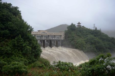 (miniature) Le barrage de Foziling procède à un délestage des eaux de crue