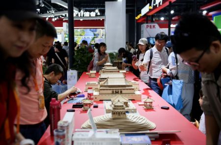 (miniature) Des visiteurs regardent des maquettes de l'architecture de l'axe central de Beijing à la Foire internationale du commerce des services de Chine 2024 (CIFTIS)