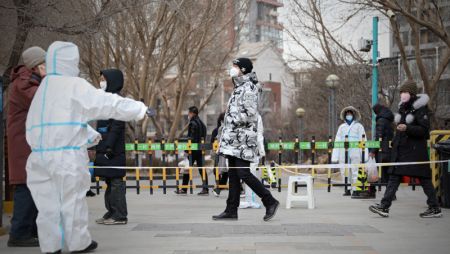 (miniature) Des habitants font la queue pour les tests d'acide nucléique dans l'arrondissement de Yuhong