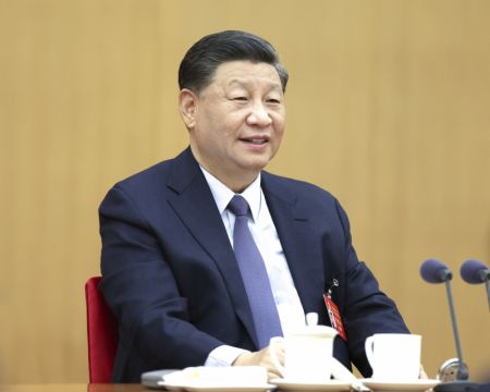 (miniature) Xi Jinping participe &agrave; une discussion de groupe avec les d&eacute;l&eacute;gu&eacute;s de la r&eacute;gion autonome Zhuang du Guangxi (sud de la Chine) assistant au 20e Congr&egrave;s national du Parti communiste chinois
