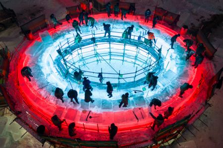 (miniature) Photo aérienne d'ouvriers travaillant sur le chantier de construction du Monde de glace et de neige de Harbin