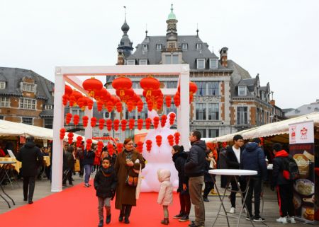 (miniature) Des gens visitent une foire célébrant le Nouvel An chinois à Namur (centre)