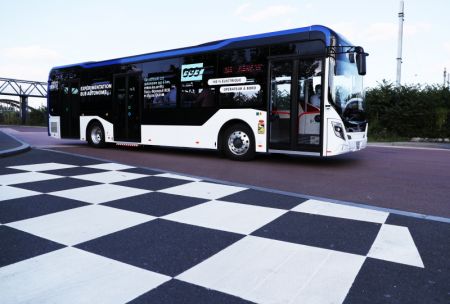 (miniature) Un bus autonome fabriqué par l'entreprise chinoise CRRC Electric Vehicle mène des tests à Paris