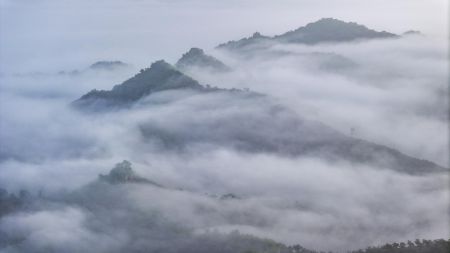 (miniature) Photo prise par un drone d'une section de la Grande Muraille enveloppée de nuages dans le district de Xinglong de la ville de Chengde