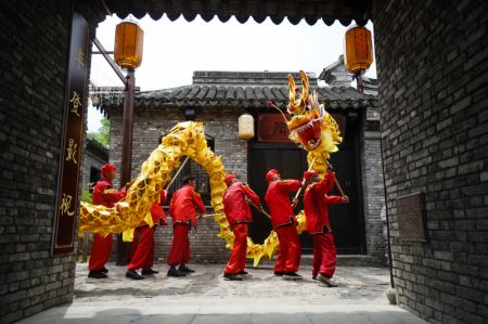 (miniature) Des acteurs présentent une danse du dragon lors de célébrations de la fête des Bateaux-Dragons dans le district de Xuyi