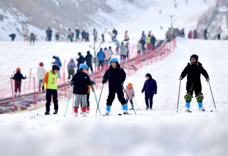 (miniature) Des personnes font du ski dans le district de Yuanshi de la ville de Shijiazhuang