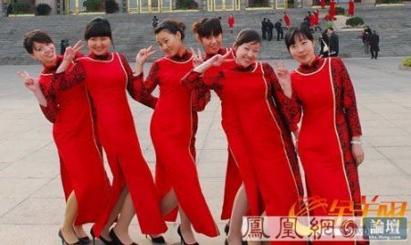 (miniature) Les hôtesses chinoises de l'Assemblée Populaire Nationale trop "légères" ?