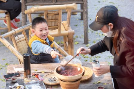 (miniature) Des visiteurs goûtent des spécialités locales dans l'allée Shancheng du quartier des affaires de Jiefangbei
