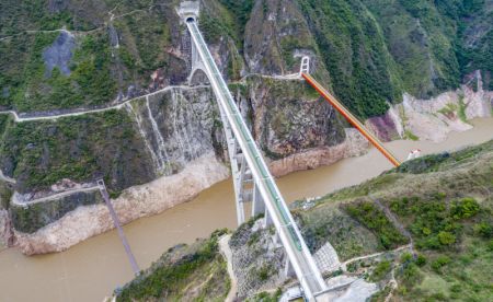 (miniature) Photo aérienne d'un train à grande vitesse traversant le super grand pont du fleuve Lancang