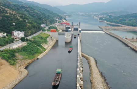 (miniature) Photo a&eacute;rienne prise le 28 octobre 2021 montrant des bateaux passer par une porte d'eau sur la rivi&egrave;re Minjiang