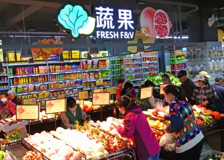(miniature) Des consommateurs achètent des légumes et des fruits dans un supermarché de Lianyungang