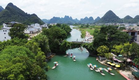 (miniature) Photo prise par un drone de touristes sur des radeaux de bambou dans une rivière du district de Yangshuo