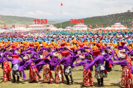(miniature) Photo d'une célébration du 70e anniversaire de la création de la préfecture autonome tibétaine de Gannan