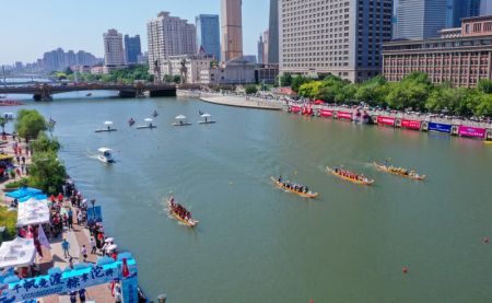 (miniature) Des participants s'affrontent lors d'une course de bateaux-dragons