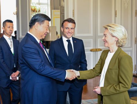 (miniature) Le président chinois Xi Jinping serre la main de la présidente de la Commission européenne Ursula von der Leyen à Paris