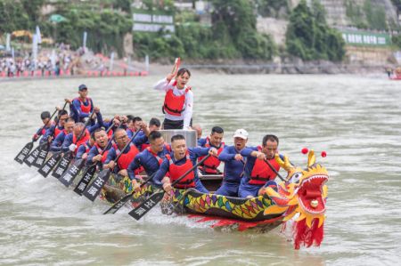 (miniature) Des participants s'affrontent lors d'une course de bateaux-dragons
