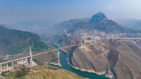 (miniature) Photo aérienne prise par un drone du pont de la rivière Zangke sur l'autoroute Nayong-Qinglong
