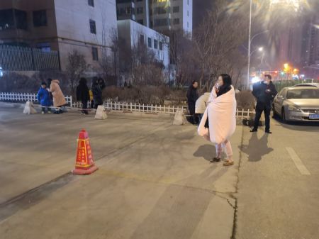 (miniature) Des gens à l'extérieur de bâtiments pour échapper au séisme dans le district de Menyuan