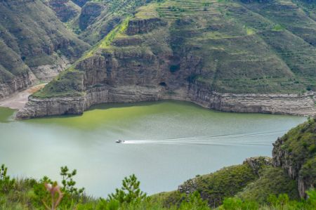 (miniature) Photo aérienne d'un canyon sur le fleuve Jaune