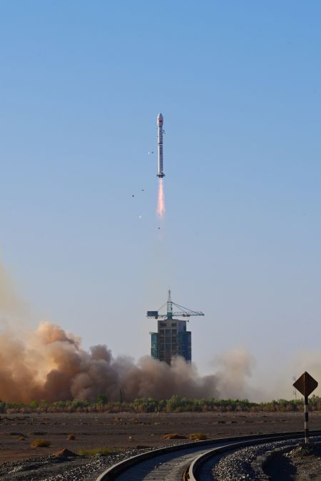 (miniature) Une fusée porteuse Longue Marche-4C transportant le satellite Shiyan-23 décolle du Centre de lancement de satellites de Jiuquan