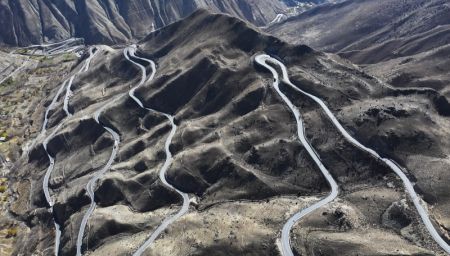 (miniature) Photo aérienne d'une partie d'une route en zigzag près de la rivière Nujiang